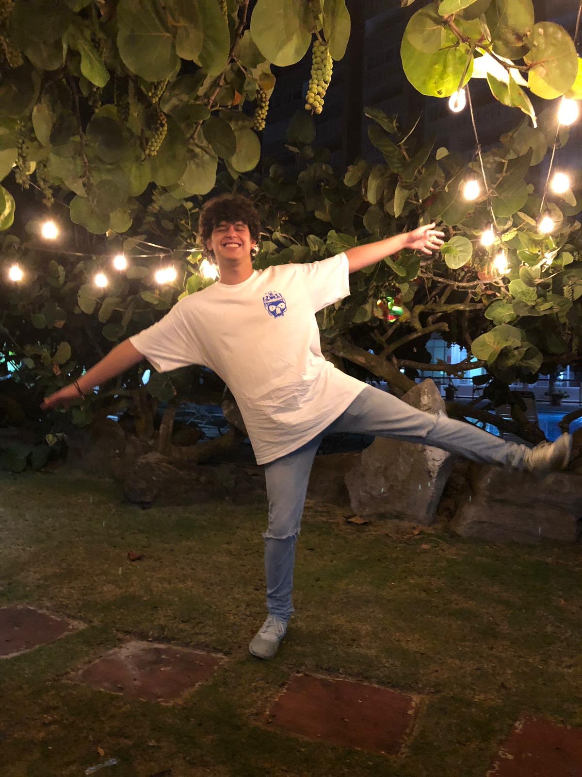 1 pic. I’ve been so happy lately making all this money and just genuinely enjoying life https://t.co/9zpF0poVVh