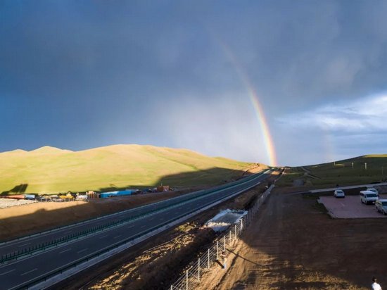 Mongolia's first Chinese-built highway opened to traffic on July 10. The two-way, six-lane highway has a total length of 32.2 km and a designed speed of 80 km/h, and will improve the country's transport and logistics network.