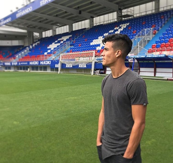 espve_'s tweet photo. ¡OFICIAL! 🇪🇸✈️ Jorge Yriarte ya firmó y estará cedido un año en el @SDEibar de la Primera División en España. En principio jugará con la filial del equipo @CDVitoria1945 para adaptarse al fútbol europeo. Un objetivo que nos trazamos desde el inicio, grande Jorge ¡Allá vamos! ⚽ https://t.co/gOwaaJxSgK