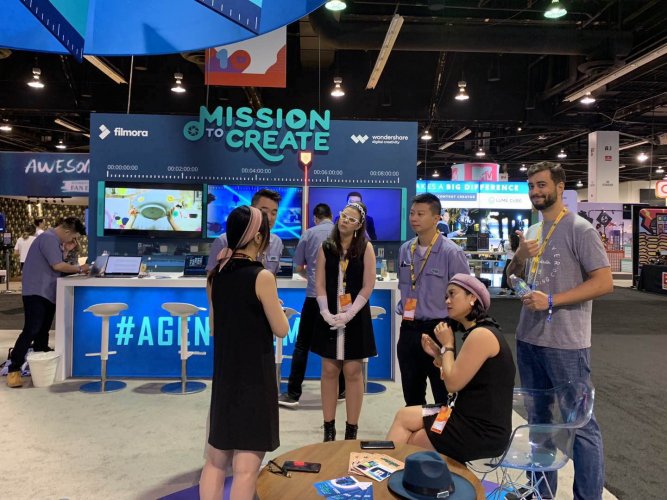 lizabrown6's tweet photo. #AgentFilmora #2019VidCon #Filmora Team members at VidCon~ Love U🥰 https://t.co/poez94WZlr