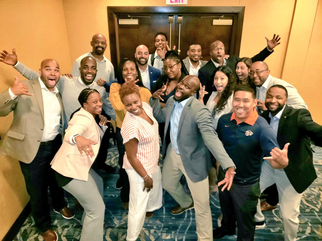 3DegreesOfNiNi's tweet photo. SQUAD RT @CIAACommish: This class right here 💥#LearnLead #NCAA #LI19 Congratulations future 👏🏾 https://t.co/tBczR3nvmN