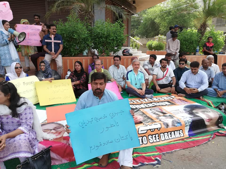 TSNARRATIVES's tweet photo. Sindhi Community is on hunger strike in front of Karachi Press Club against the abduction and forced conversions of girls. 
For how long our voices being ignored? This is the time that the govt. should take concrete steps to stop this menace. #EndForcedConversion
@AsYouNotWish https://t.co/AsRM7pZWvO