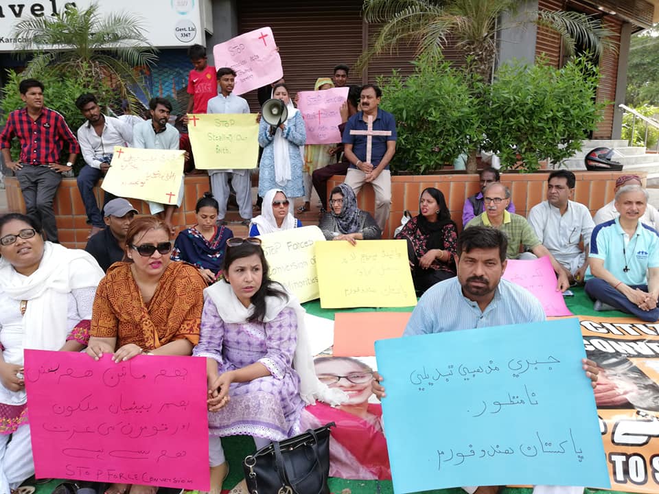 TSNARRATIVES's tweet photo. Sindhi Community is on hunger strike in front of Karachi Press Club against the abduction and forced conversions of girls. 
For how long our voices being ignored? This is the time that the govt. should take concrete steps to stop this menace. #EndForcedConversion
@AsYouNotWish https://t.co/AsRM7pZWvO