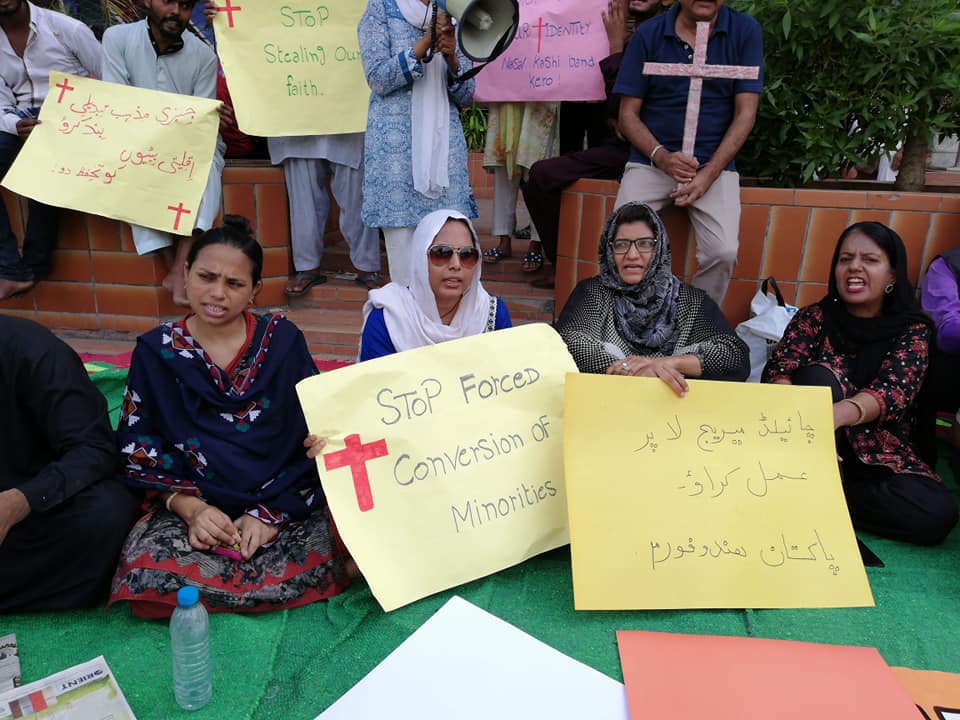 TSNARRATIVES's tweet photo. Sindhi Community is on hunger strike in front of Karachi Press Club against the abduction and forced conversions of girls. 
For how long our voices being ignored? This is the time that the govt. should take concrete steps to stop this menace. #EndForcedConversion
@AsYouNotWish https://t.co/AsRM7pZWvO