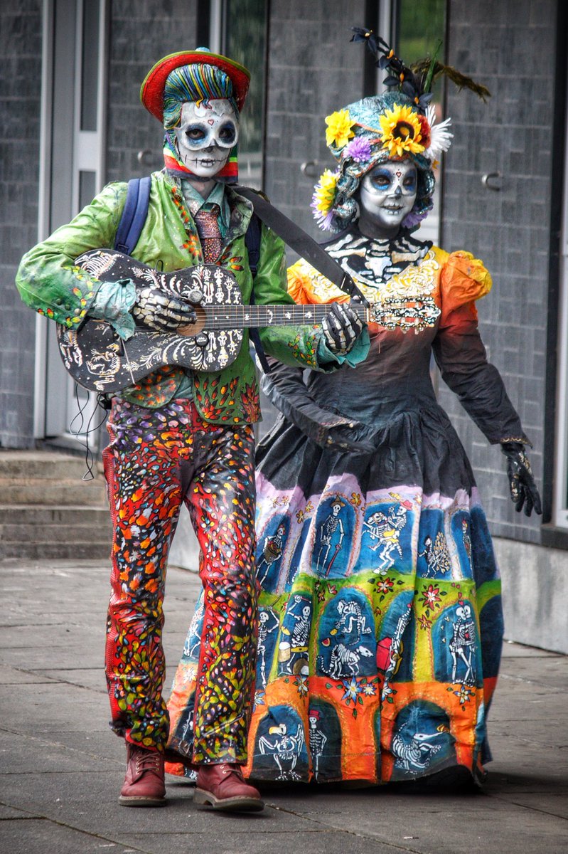 appertunity's tweet photo. Lots of fun characters at @BfdFestival yesterday :-) #bigupbradford #music #streetperformers #bradfordfestival #photography #jasonfeather #streetphotography @visitBradford @CityParkBD #giddykipperarts #skelvis https://t.co/Qm0wp0B3kL