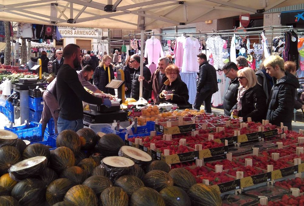 ajtarrega's tweet photo. 🌞 Si esteu de vacances, aprofiteu per visitar el #mercat setmanal dels #dilluns a #Tàrrega. Gaudiu d'una extensa oferta comercial de qualitat. No hi falteu! #mercats #mercatsetmanal #comerç https://t.co/vSuvUOvF7i