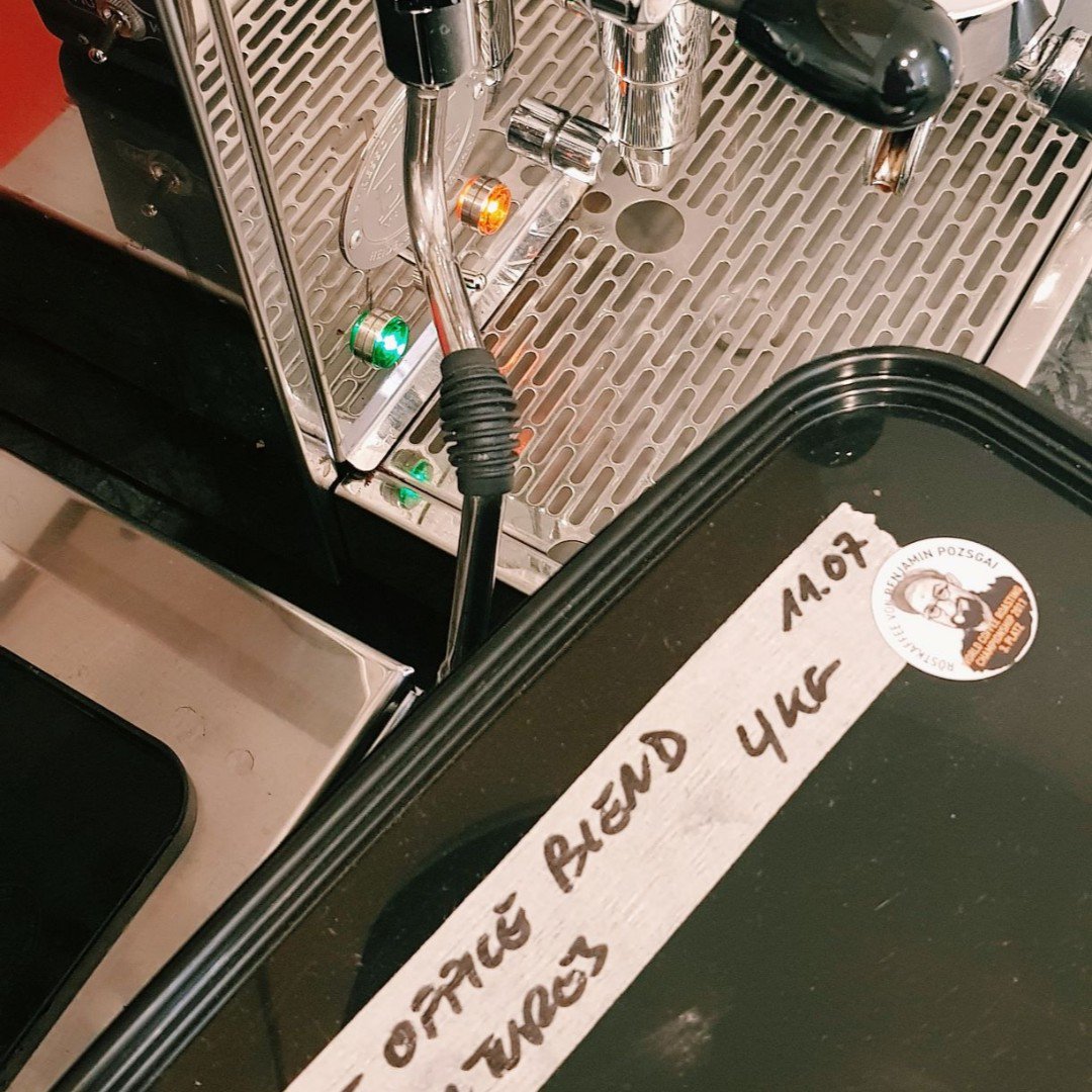 Ohne Kaffee geht bei uns garnix 🙅‍♀️
Seit heute gibt's für uns aber nur noch den feinsten "Bold Ventures Office Blend" 💅 Extra vom Deutschen Röstmeister <a href="/bensoncoffee/">Benjamin Pozsgai</a> für uns geröstet und mega-lecker!
Wie gut ist das bitte?? 😍☕🖤

#MondayMotivation