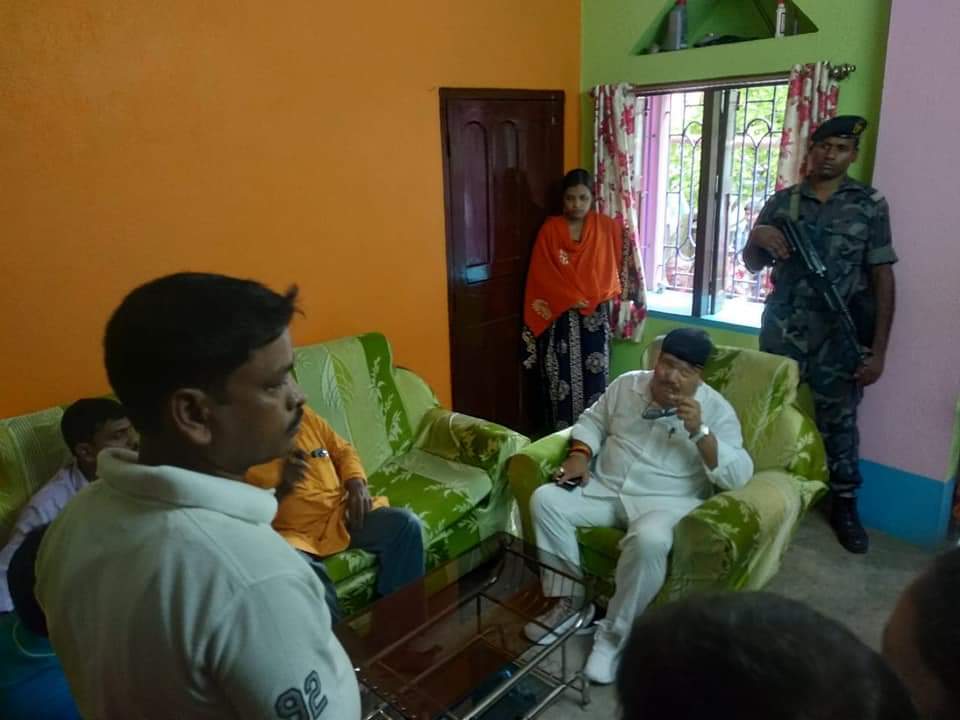 Arrindam2's tweet photo. মিথ্যা মামলায় গ্রেফতার হওয়া আমডাঙার মরিচা পঞ্চায়েত সদস্য দের পরিবারের পাশে গিয়ে দাঁড়ালেন ব্যারাকপুর লোকসভা কেন্দ্রে র মাননীয় সাংসদ শ্রী অর্জুন সিং মহাশয় ।।।। #saveBarrackpore https://t.co/IZ82u4bTzU