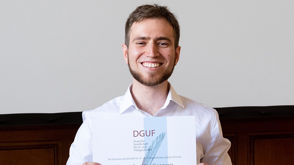 DGUF1969's tweet photo. Clemens Schmid M.A. hat für seine Masterarbeit "Ein computerbasiertes Cultural Evolution Modell zur Ausbreitungsdynamik europäisch-bronzezeitlicher Bestattungssitten" den Dt. Studienpreis für Archäologie 2019 erhalten. Laudator: Dr. Georg Roth. https://t.co/23j24ogq7G #dguf2019 https://t.co/pWT7HNodmo