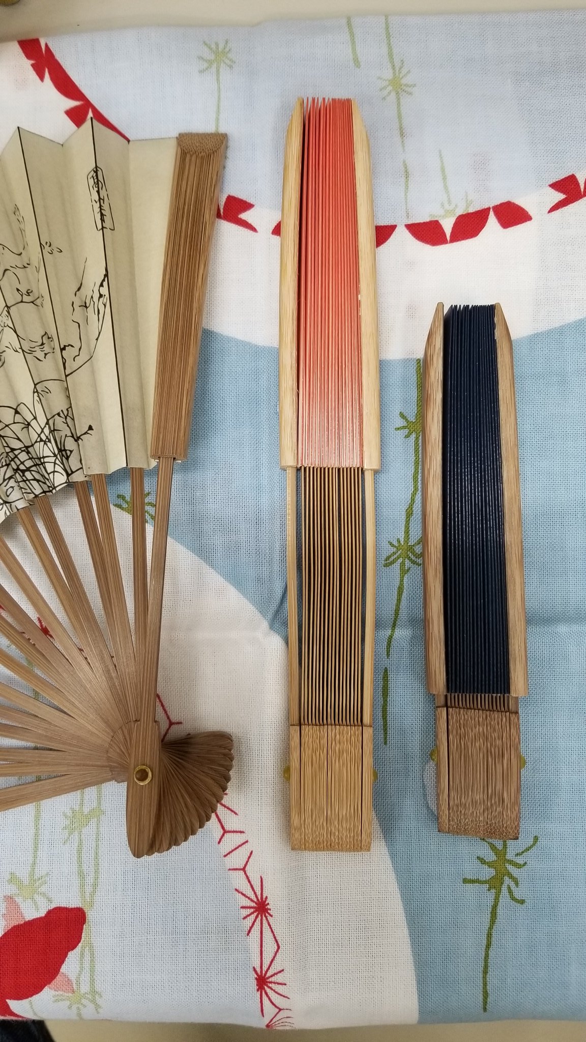 東急ハンズ名古屋店 8階 ポケット扇子 カバンやポケットに入れやすく 扇が伸び縮みする様に作られています シャツの胸 ポケットにもスッとおさまり すぐに取り出せてとても便利です 4 000円 税 扇子 ポケット扇子 T Co Y8ukydi0re