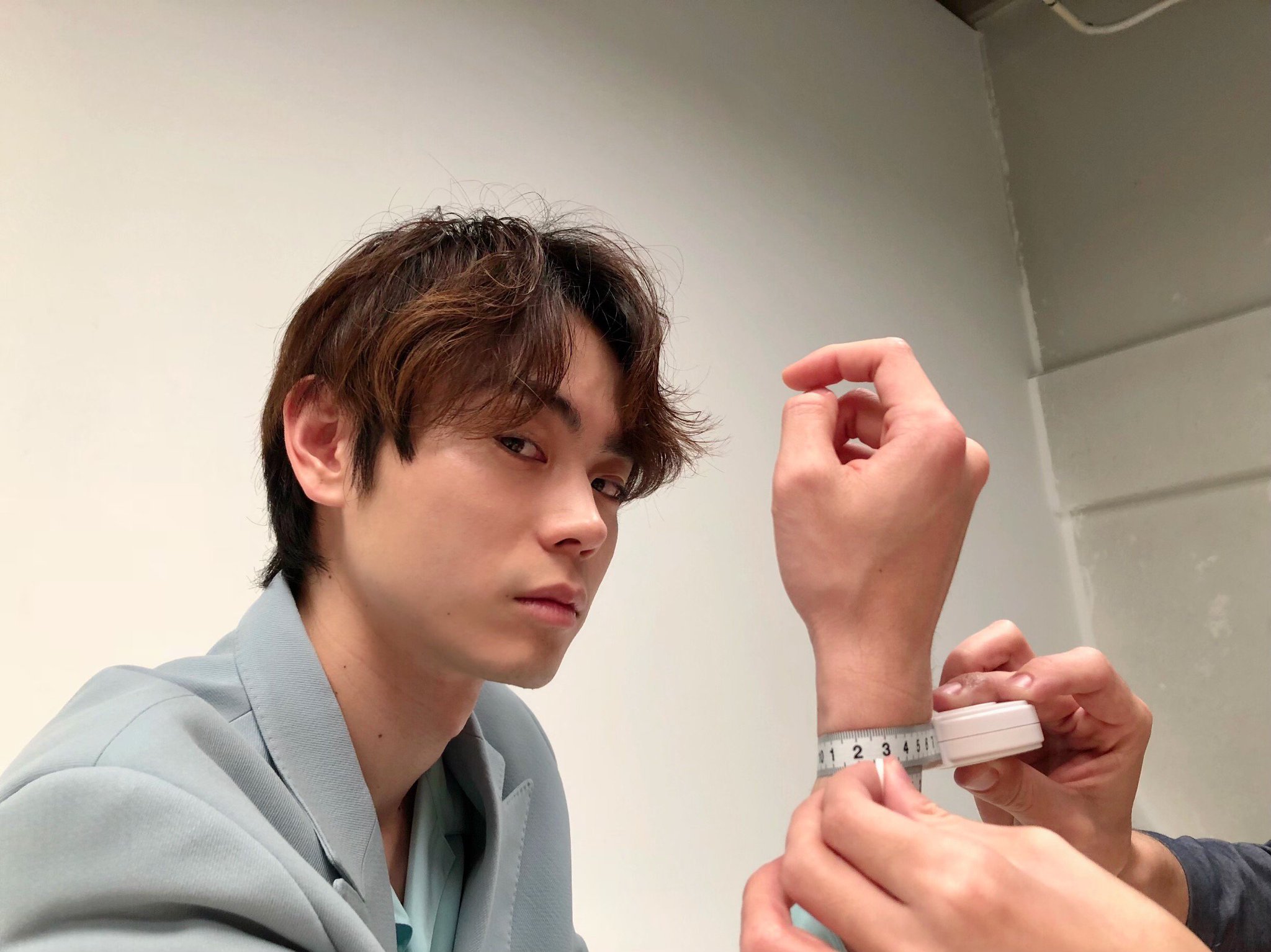 映画 アルキメデスの大戦 公式 菅田将暉を測らずにはいられない まだまだ測らせていただきます 本日は菅田さんの 右手首まわり 13 5 実に美しい 測らずにはいられない 皆さんは何センチ 菅田将暉 アルキメデスの大戦