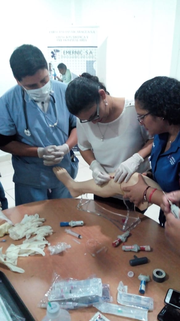 EmernicSA's tweet photo. Hoy tuvimos el agrado de compartir con Médicos especialista en Pediatria en el Hospital Salud Integral, Muchas felicidades por particiar en el Curso-Taller #AccesoIntraoseo y reforzar sus conocimiento y actualizarse...
#SomosEducaciónContinua #Emernic #Ebtec #CIES https://t.co/8DkRehmYTm