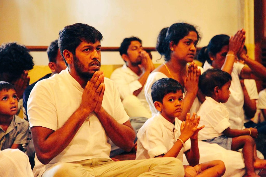 amith1122's tweet photo. ප්රිය බිරිද,සහ දරුවන් දෙදනා දලළා සමිදු අභියස, https://t.co/uSbTkfHqJI