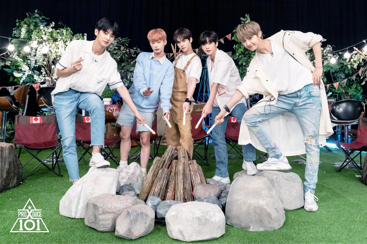 mnet_produce101's tweet photo. #프로듀스X101 ㅣ'픽 VS 픽' 우승팀 단체사진 공개!
#PRODUCE_X_101 | 'Pick VS Pick' Winning team picture uncover!

대표님&amp;연습생들과 함께했던 CAMPICK 즐거우셨나요? :)
'픽 VS 픽' 게임 우승팀 단체사진을 공개합니다♡

SPECIAL V LIVE <X101 CAMPICK : 여름일기>
▶ https://t.co/gyG1cY5vBV https://t.co/TKPznjLPqP