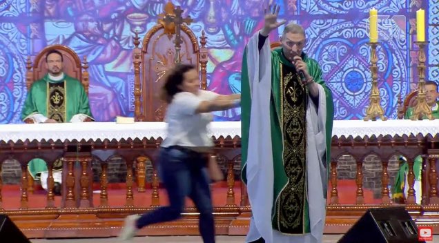 Rodrigoms___'s tweet photo. Indignado com essa imagem, todos nós sabemos que uma mulher dessa não tem noção das coisas, padre já não anda bem e recebe uma coisas dessas Deus te abençoe muito #MarceloRossi #padre https://t.co/MrzdSGPi4r
