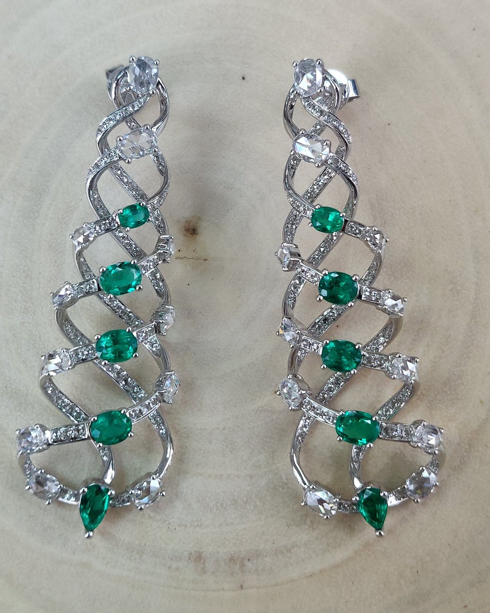vn_diamonds's tweet image. Handmade Earrings - Columbian Emerald, Round &amp;amp; Oval Rosecut Diamonds set meticulously by our Master Craftsman in HongKong.
.
VN Diamonds specializes in Diamonds, Rubies, Emeralds, Sapphires, Spinels, and Fine Handmade Jewelry
.
#vndiamonds #diamonds #rosecuts #emeralds #earrings