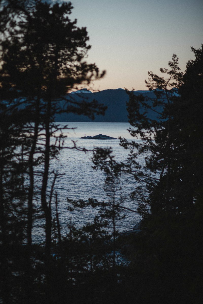 robinferand's tweet image. Quiet evening at Lighthouse for another meal with view on the Pacific and Howe Sound.

#explorebc #lighthousepark #westvancouver 
#stayandwander #lookslikefilm #freshairclub #framedstories #ofpeaksandcoasts