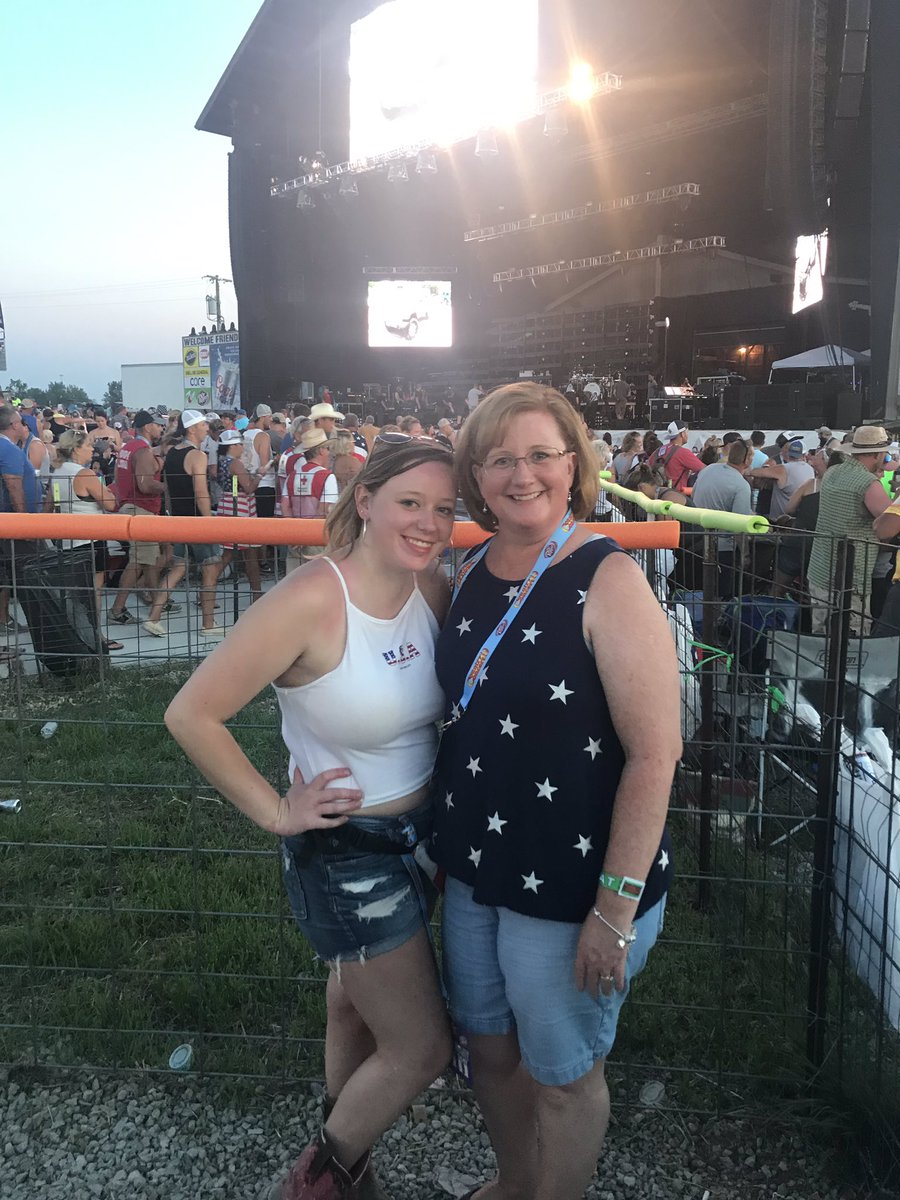Short_Chic's tweet photo. Well we all survived. CC with the parents was still a great time. #CountryConcert19 https://t.co/ePVUdBJrTO