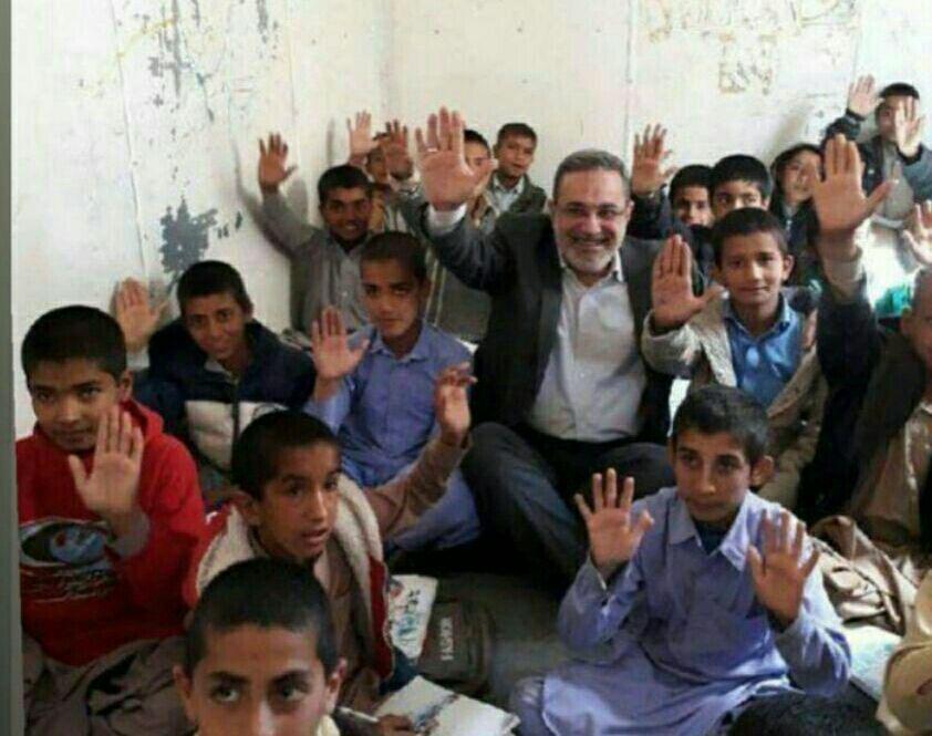 talebamtaleb1's tweet photo. این مرد وزیر کشور ایران هست . 
در کلاس بدون نیمکت و داغون کودکان افسرده و فقیر سیستان نشسته و شادمانه بدون هیچ شرمی سلفی میگیرد. https://t.co/ytcKe1qWqO