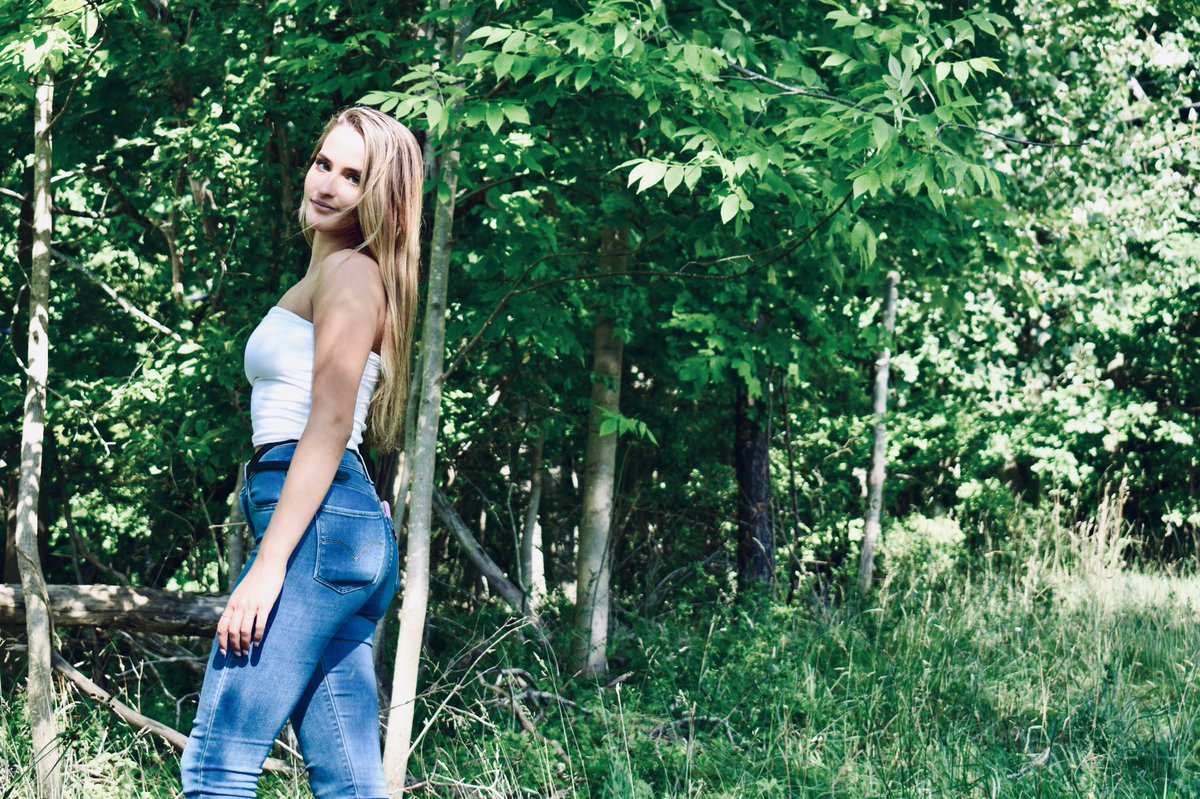 jonahtammetta's tweet photo. bought a camera and took some pictures of my sister earlier https://t.co/5YVHDVj2VY