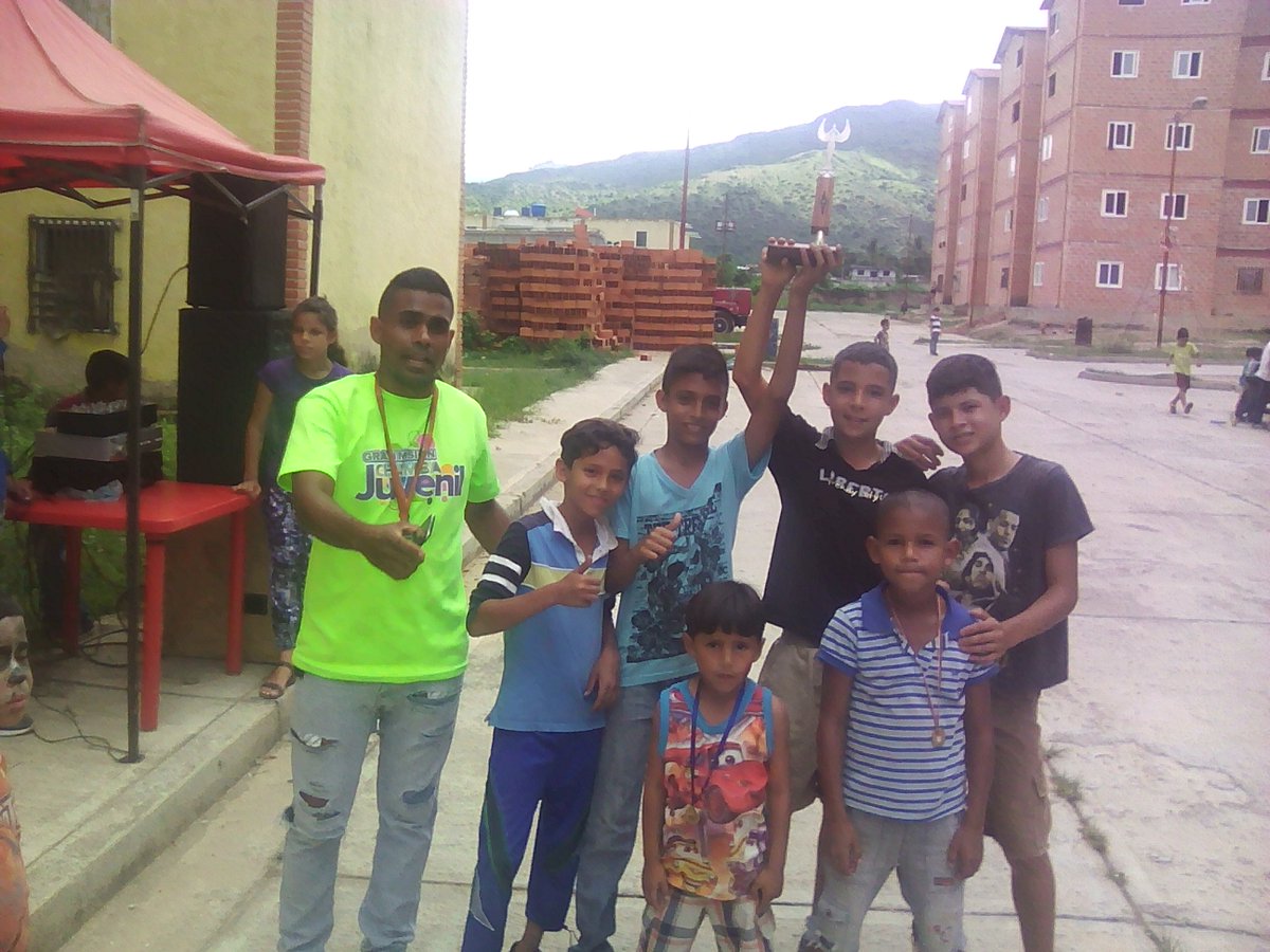 CHAMBAJUVENILMO's tweet photo. No hay nada mas satisfactorio que servir a tu patria...dar cada dia lo mejor por ellos la generación de relevo...la lucha es aca, dia a dia. Chamba Juvenil en balcones de montalbán mostrando que si se puede. https://t.co/Z5duZ6J4e7