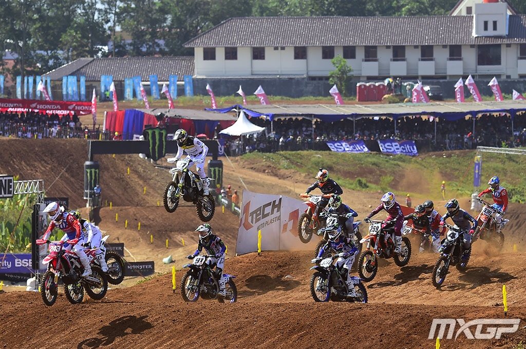 mxgp's tweet photo. Take a look back at the best moments from the dramatic MXGP of Asia!
MXGP ➡️ https://t.co/JRkh4173z5
MX2 ➡️ https://t.co/vi9DopJXQd
#MXGP #MXGPAsia #Motocross https://t.co/Y8OJHXrez8
