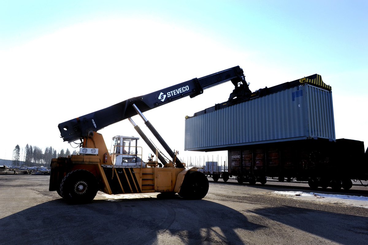 StevecoOy's tweet photo. Stevecon maaterminaalissa on varauduttu siihen, että rautatiekuljetukset keskittyvät yhä vahvemmin Kouvolaan. #StevecoLogistics #Kouvola #logistiikka #rautatiekuljetus #maaterminaali https://t.co/aTMKZiWr8g https://t.co/rJYmOXYxub