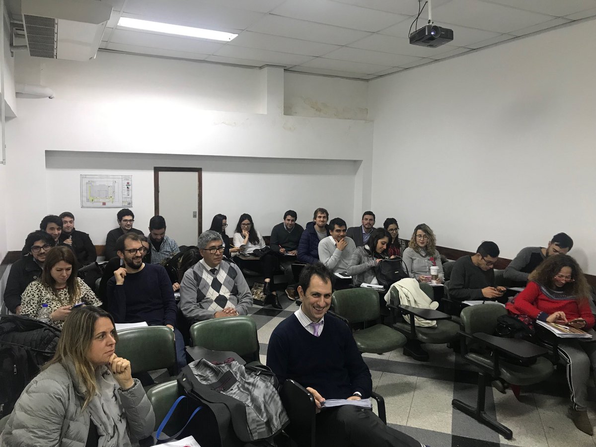 Iniciando la última clase de la Maestría de la Magistratura en la UBA. Comunicación y Justicia. De nada menos debatimos. Una justicia que comunica y una comunicación justa. Hacernos cómplices solidarios... de humanidad.