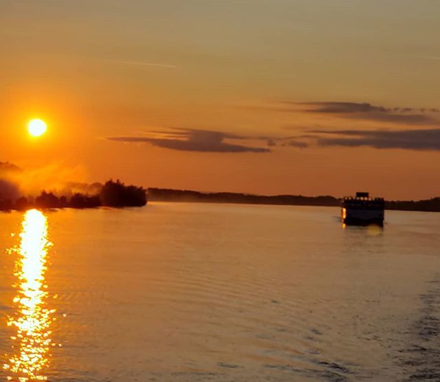 Lisapatb's tweet photo. Beautiful sunrise heading into Germany this morning. -
-
-
-
#vikingjourney #myvikingstory #riverboating #riverboatcruise #germany_fotos #travellingram #naturegram #naturephotography #sunriseingermany #riverboatdiscovery https://t.co/8n2VZq9sjQ https://t.co/H8Z1TjaJa8
