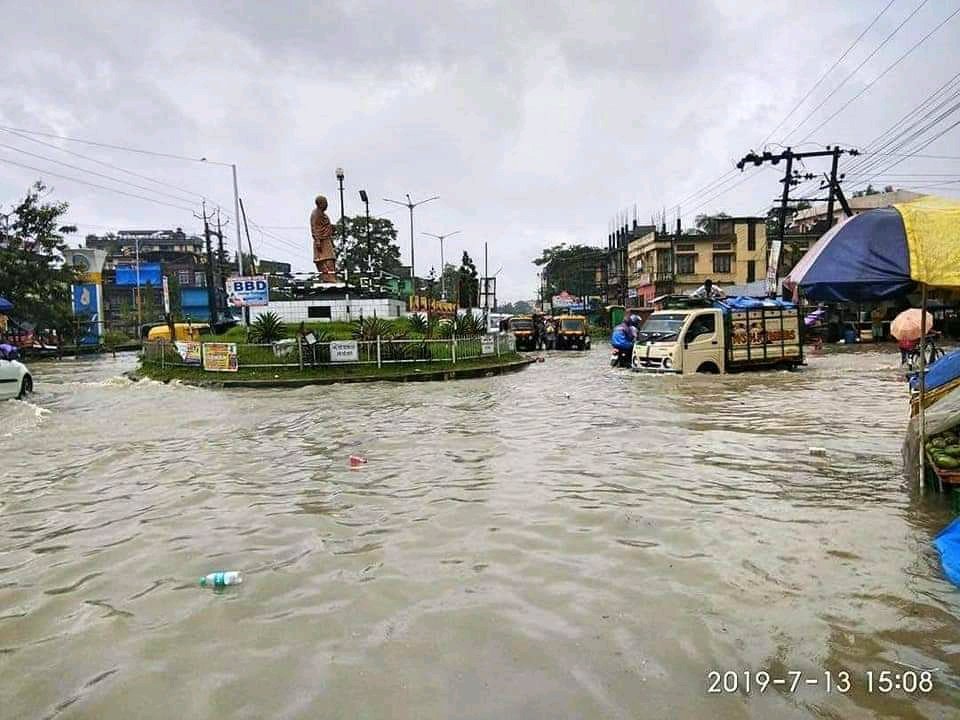 KashyapPatgiri's tweet photo. 21 district,more than 14 lakh people have been effected,20000 people are living in relief camp. No central funds, No National Media, bcoz this is not Bihar or Kerala. But this is Assam.

#PrayForAssam....We are not isolated from India...Plzz help us🙏🙏...we need help😫😫😫😩 https://t.co/nPuJiXbCFI