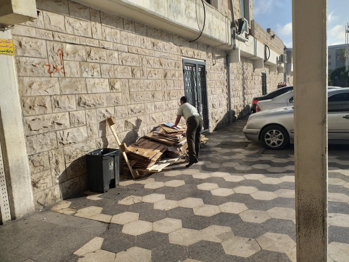 madallh_skaren's tweet photo. قبل قليل 

في المدينة الطبية وحدة غسيل الكلى  
أطباء من مرتبات الخدمات برتبة رائد  يقوموا بتنظيف القسم ...   قبل وصول  المراجعين 

كل  الاحترام لهم  .. نفتخر فيهم  الله يحفظكم https://t.co/FzU805eva3