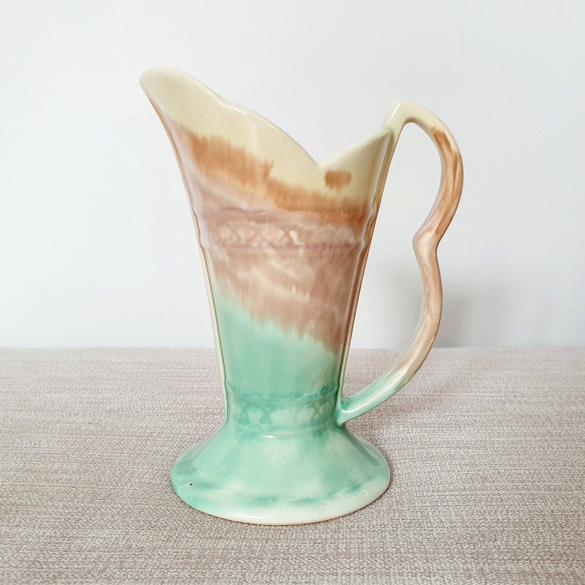 annasartdecouk's tweet photo. Such a dainty and elegant art deco jug. Flaxman Ware from the 1930s. Available on my website.

#artdeco #wadeheath #vintage #ceramics #vintagepottery https://t.co/Ljeowyo3VO