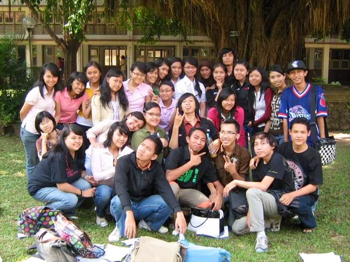 shitlicious's tweet photo. FKIP PBI Universitas Sanata Dharma.
Foto 10 taun yg lalu apa ya~ Hayo tebak~ Aku dulu suka ngisep lem merk apa? https://t.co/NrWQkeXpN7