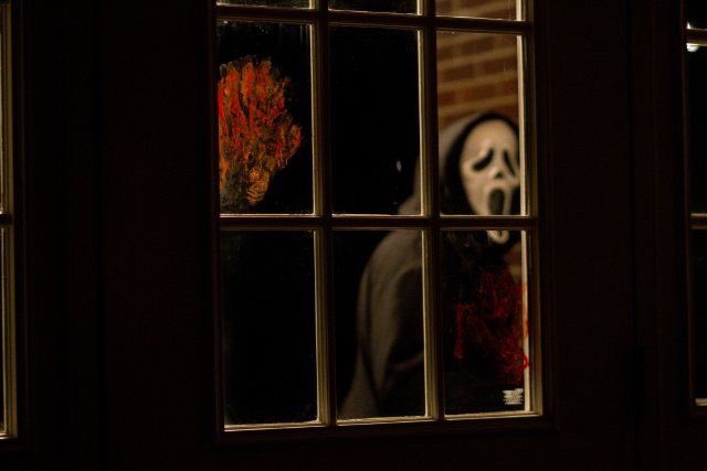 Rol_Band's tweet photo. ⟥ Diciembre 21, 08:00 PM
⟥ #ScreamRB2

La noche seguía joven cuando el asesino invade las calles, quizá bajo múltiples máscaras, y en un par de horas puso al pueblo de cabeza. Ataques y asesinatos que por la premura se mantenían fuera de foco, aunque no por mucho... https://t.co/0nzqkWdLbO
