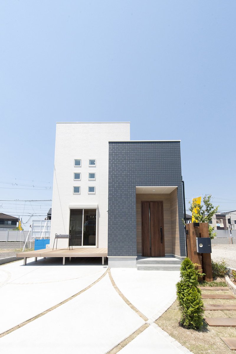 Century21 穂高住販 白い外壁に玄関周りの木目調と青いタイル調の外壁が良いアクセント ウッドデッキでbbq 施工事例はこちら T Co Rvndtxq7sz 天然木の家hdiyホーム一級建築士事務所 T Co 1zq6whlms5 外観イメージ Century21 穂高住販 白い外壁に玄関周りの木目調と青いタイル調の外壁が良いアクセント ウッドデッキでbbq 施工事例はこちら T Co Rvndtxq7sz 天然木の家hdiyホーム一級建築士事務所 T Co 1zq6whlms5 外観イメージ