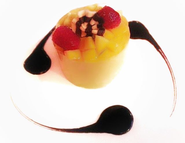 When the Italians beckon you to get French #cheesecake after midnight, but it has to be pretty 🕛 <a href="/thepierreny/">The Pierre, New York</a> #NewYork’s late night citrus #mango cheesecake, with pickled mangoes and blackberry sauce 🥭 ift.tt/2JwRKWa