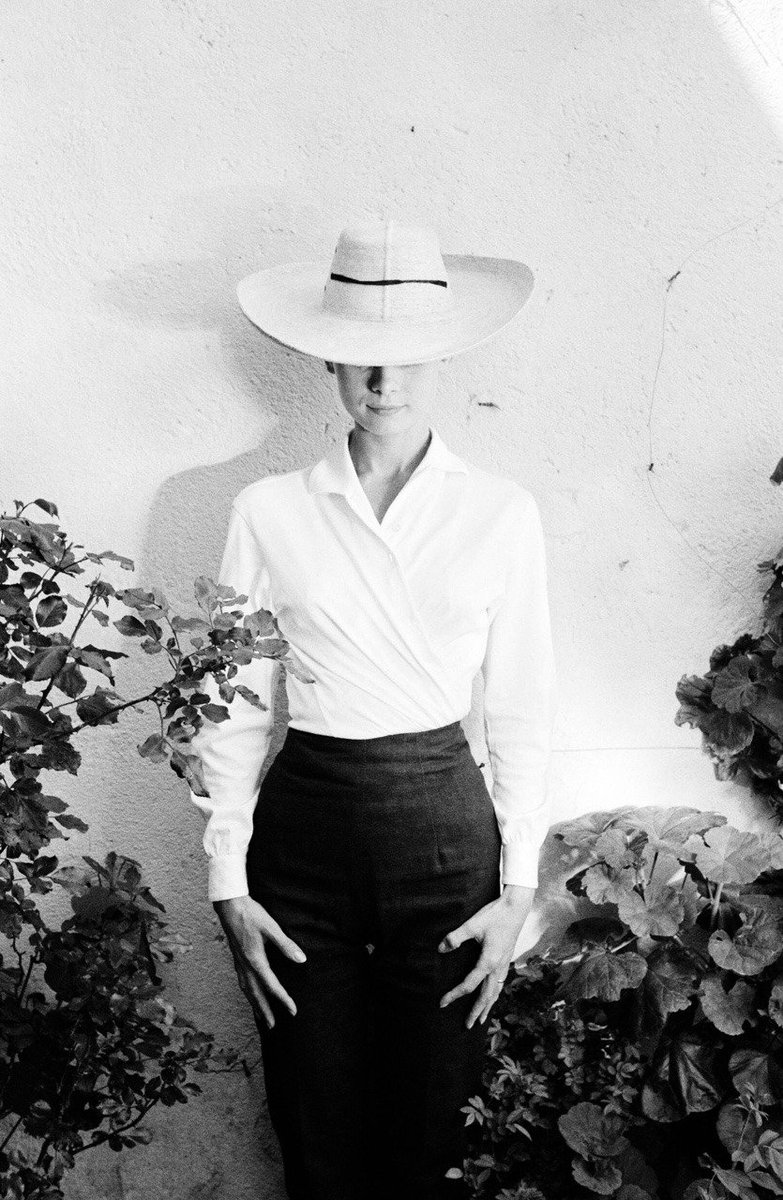 MatyldaStein's tweet photo. Audrey Hepburn by Inge Morath, Mexico, 1959 https://t.co/JDtaiSpEzJ
