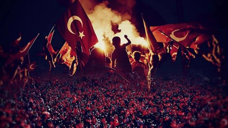 “Ben ezelden beridir hür yaşadım, hür yaşarım. Hangi çılgın bana zincir vuracakmış? Şaşarım!”
15 Temmuz gecesi yaşanan hain darbe girişiminin 3.yıldönümünde, Demokrasi destanı yazan Aziz şehitlerimizi rahmet ve minnet ile anıyoruz.🇹🇷 #15temmuzdemokrasivemillibirlikgünü