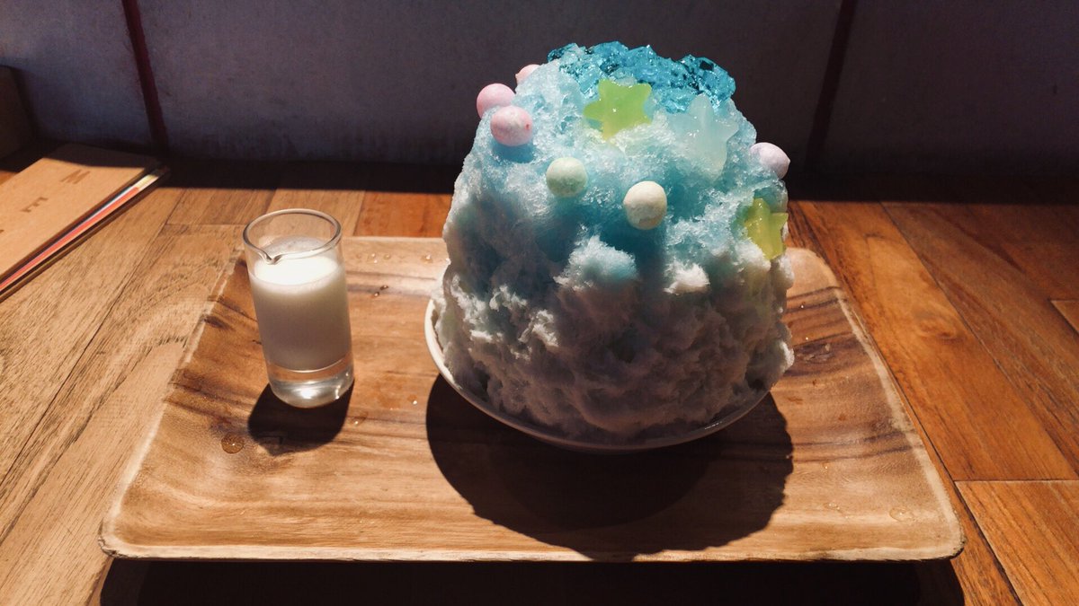 きりん いぬ かわいいかき氷 だ 見た目はブルーハワイぽいけどブルーラズベリーシロップで上品な甘さ 六本木のyelo 天の川 ヨーグルトソース 六本木のかき氷ってちょっと意外だよね 種類も豊富で単品900円程度だから何度も行きたくなる