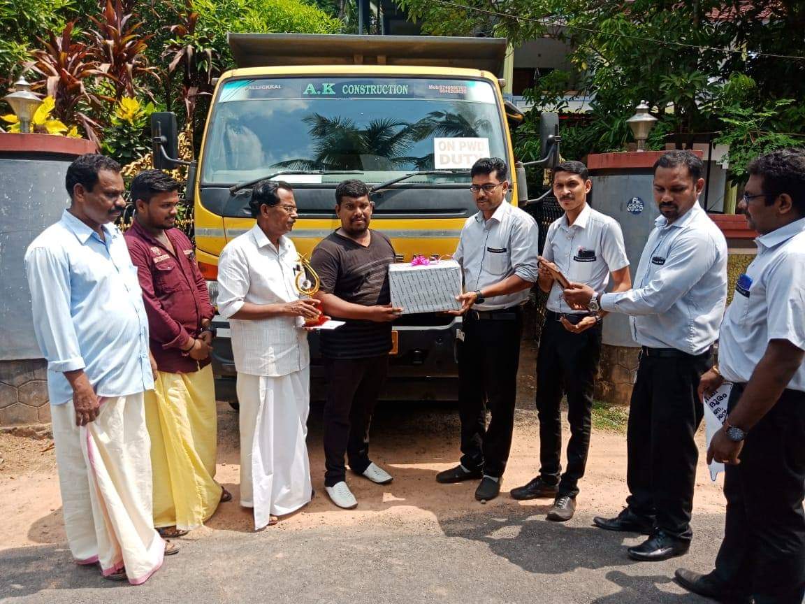 AutobahnCorp's tweet photo. Happy Customers and Drivers are the best #AutobahnTrucking.Congratulated a few of our customers and drivers for achieving that extra mile with their #BharatBenz trucks. https://t.co/JT7SMbRjuG