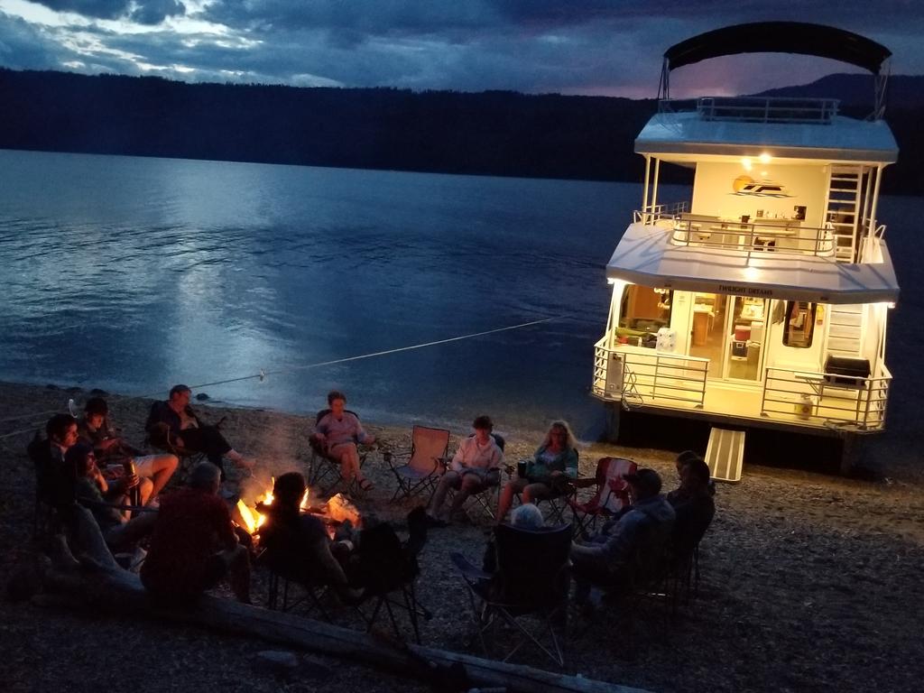 Spectacular family night on the beach. #twinanchors #houseboating @shuswaptourism