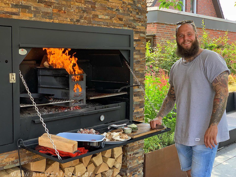 We recognise that smile - a braai smile 😃 🔥

#HomeFiresBraai #BBQ365 #Braai #BigMeatLove