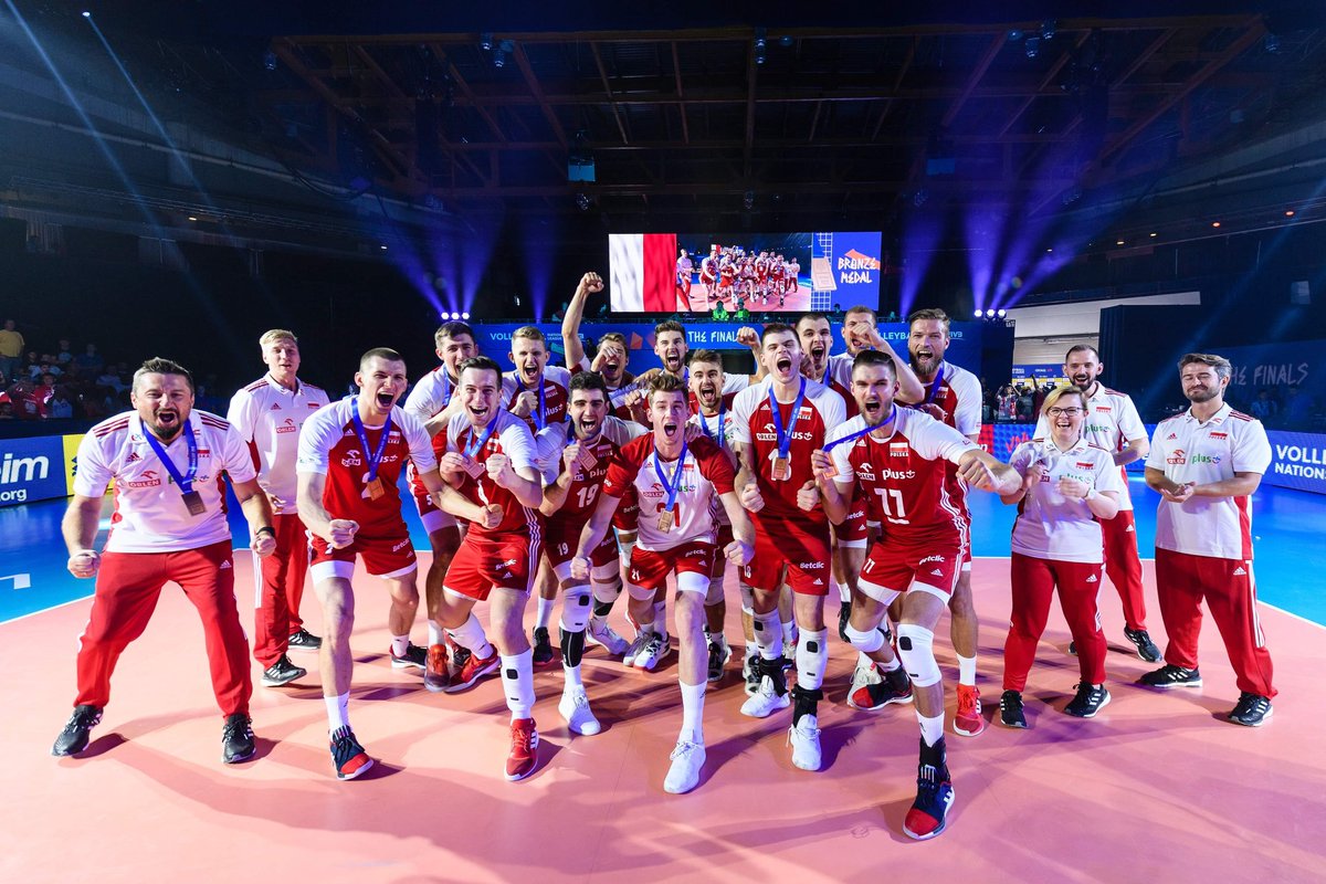 Dzień dobry,
Tak oto wygląda najbardziej szalona ekipa tegorocznej Ligi Narodów 😍🏐
Brązowa ekipa! 🥉🔥🇵🇱
#FinalSix #Vnl #siatkówka #volleyball #polskasiatkowka #Polska #liganarodów 
Fot. FIVB