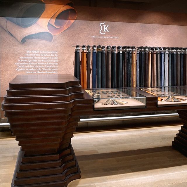 Männer brauchen Hosen. Hosen brauchen Gürtel. Fehlt er, fehlt etwas. Mehr brauchen wir dazu nicht zu sagen

#hirmer #munich #muenchen #outfitforyou #outfitinspo #menswear #menstyle #mensfashion #style #fashion #streetwear #instagood #model #streetstyle #… ift.tt/2jU92md