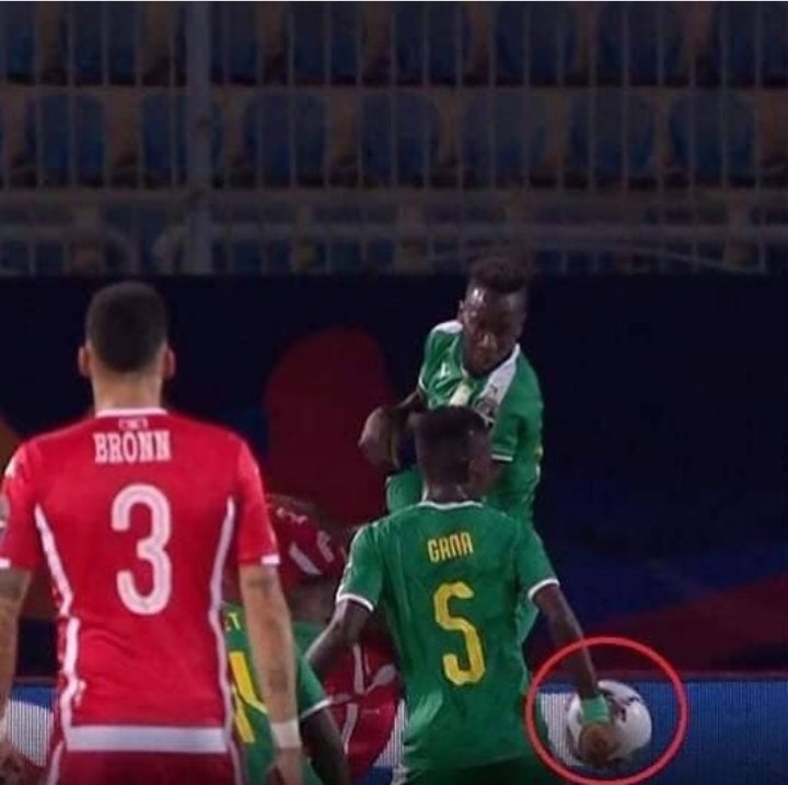 young_pascal's tweet image. C'est quand même une bonne décision de merde anh,hum l'arbitrage le pire il va même voir vidéo 😂😂😂 désolant