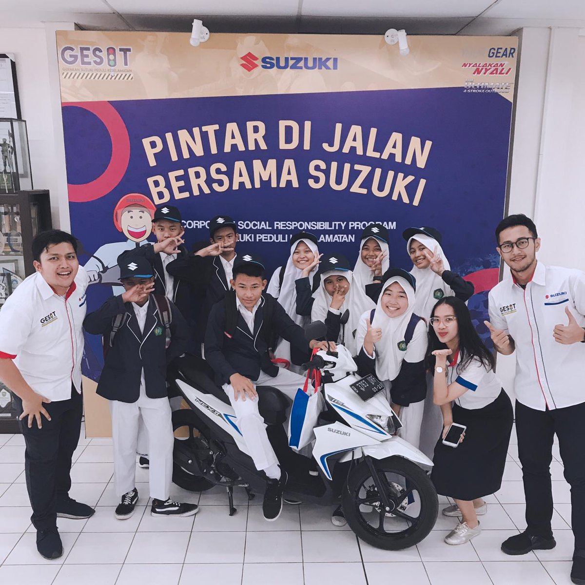 SuzukiMotorID's tweet photo. Menuntut ilmu bisa di mana saja, termasuk adik-adik dari SMPN 2 Cikarang Barat,hari ini mereka berkunjung dan belajar safety riding bersama Suzuki melalui program #GESIT
Bagaimana #haripertamasekolah kalian?
#NyalakanNyali #HariPertamaMasukSekolah #SafetyRiding #BelajarDimanaAja https://t.co/T6z2FkTaEo