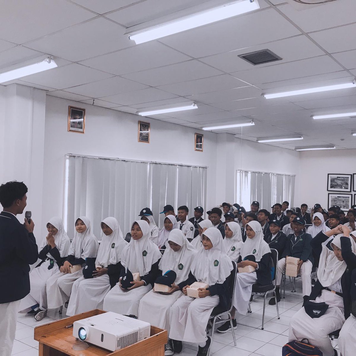 SuzukiMotorID's tweet photo. Menuntut ilmu bisa di mana saja, termasuk adik-adik dari SMPN 2 Cikarang Barat,hari ini mereka berkunjung dan belajar safety riding bersama Suzuki melalui program #GESIT
Bagaimana #haripertamasekolah kalian?
#NyalakanNyali #HariPertamaMasukSekolah #SafetyRiding #BelajarDimanaAja https://t.co/T6z2FkTaEo