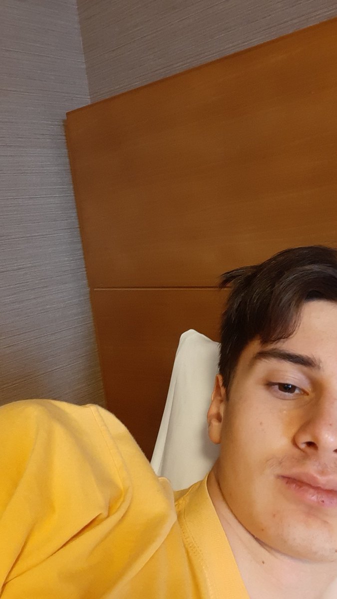 Kossof_'s tweet image. Bah jviens d'arriver au telo et chuis éclaté sa mère