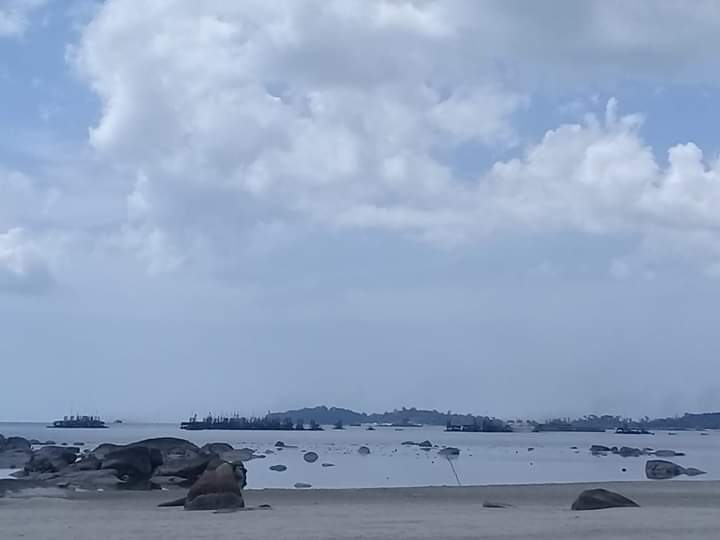 remimeeiii's tweet photo. @kkpgoid Selamatkan pantai kami,pantai Jerangkat di Desa Ketap kecamatan Jebus,Bangka Barat dari penambangan liar,demi anak cucu kami wahai Bapak/Ibu yang berwenang,aparat desa dan pejabat daerah tidak merespon laporan kami. https://t.co/a0DTttBxQd