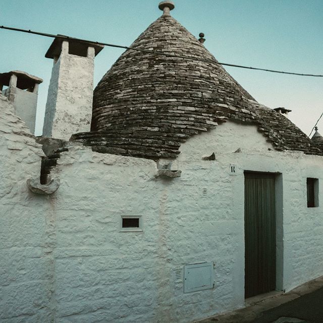 lytcheetv's tweet photo. Les trulli se trouvent principalement dans la Vallée d’Itria, proche des villes de Locorotondo, Martina Franca, Alberobello ou Ceglie Messapica. Ces habitations typiques des Pouilles sont très charmantes ! Nous avons eu la chance de dormir dans un trullo… https://t.co/8ZQwDyVsW4 https://t.co/ZluV8tqmGG